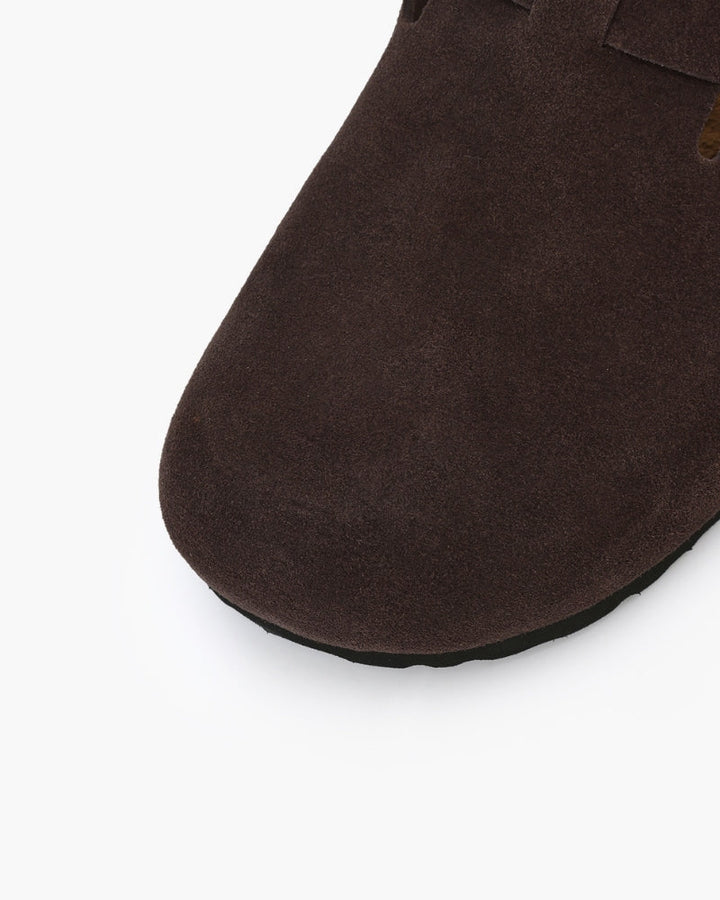 Detaillierte Steppnaht an beigen Unisex Clogs, ein komfortabler und modischer Slip-on Schuh für jeden Tag.
