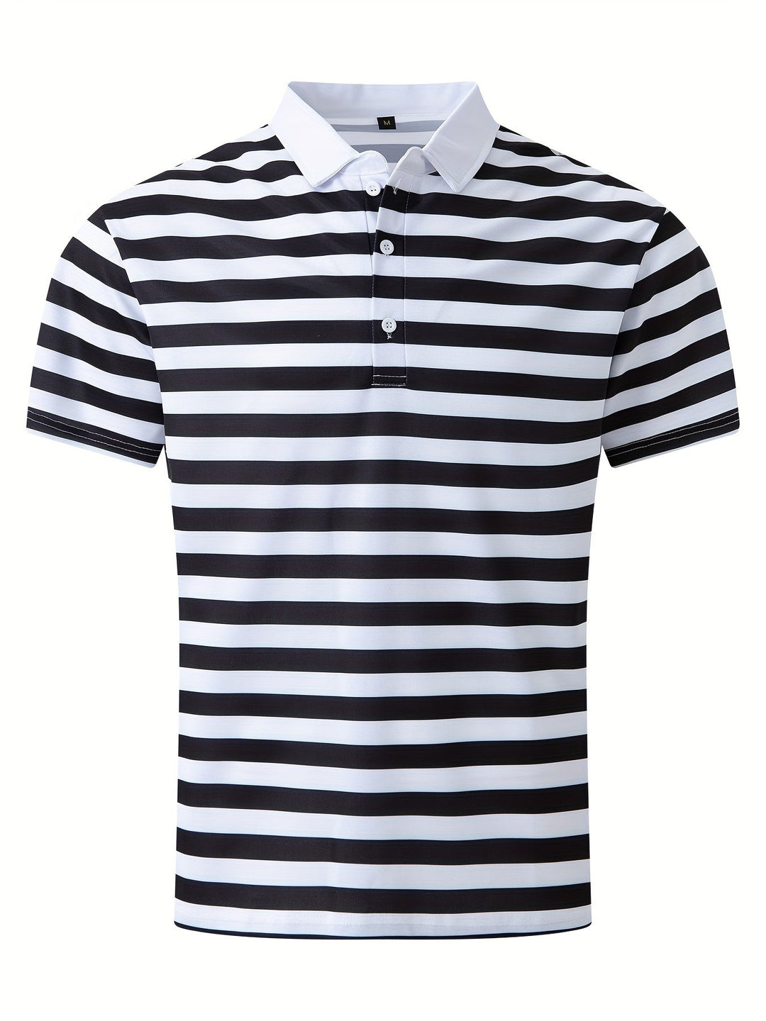 Mann im sommerlichen, maritim gestreiften Poloshirt, ideal für entspannte Tage.