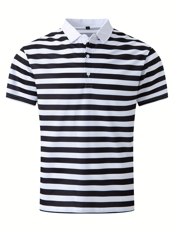 Mann im sommerlichen, maritim gestreiften Poloshirt, ideal für entspannte Tage.
