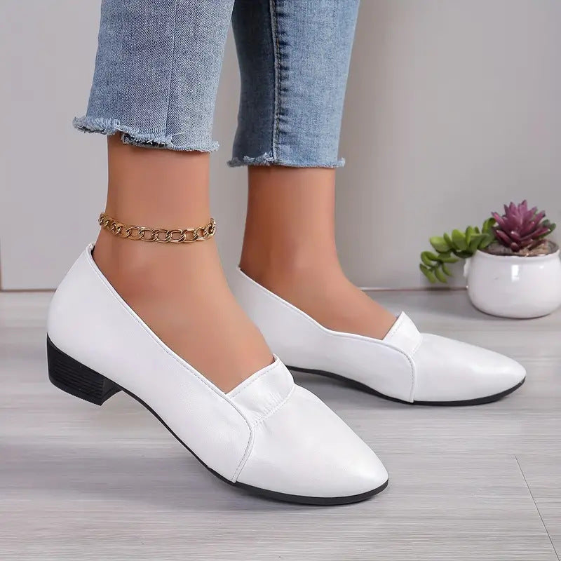 Klassische Damenpumps mit Blockabsatz und spitzer Schuhspitze, optimal für Abend- und Bürogarderobe.