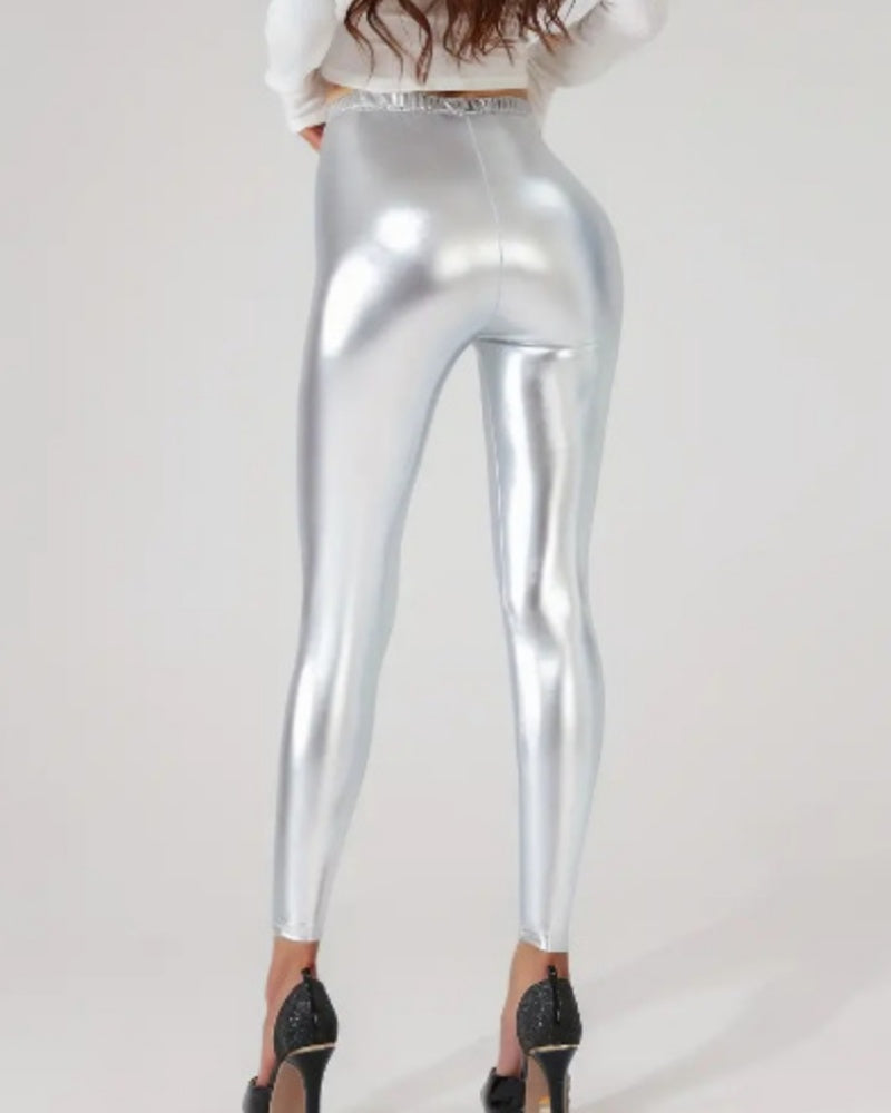 Moderne Gold-Leggings für Damen, glänzend, mit hoher Taille für schlanke Silhouette.