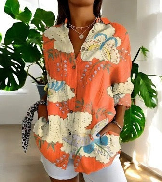 Detailaufnahme der Knopfleiste einer Damen Printbluse mit Langarm und modischem Muster.