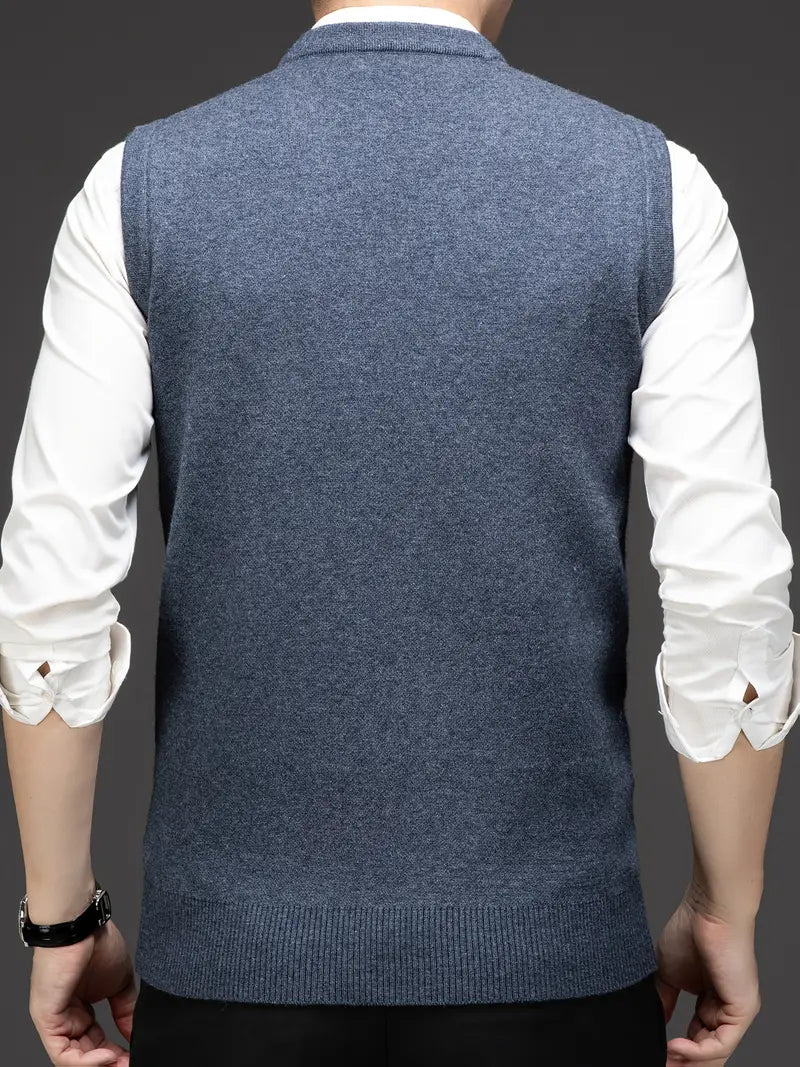 Texturierter, weicher Strick des Herren Bodywarmers Slim Fit in Blau mit V-Ausschnitt, detailreich.