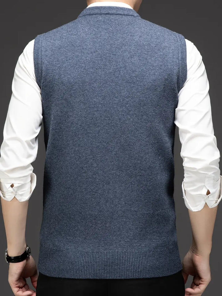 Texturierter, weicher Strick des Herren Bodywarmers Slim Fit in Blau mit V-Ausschnitt, detailreich.