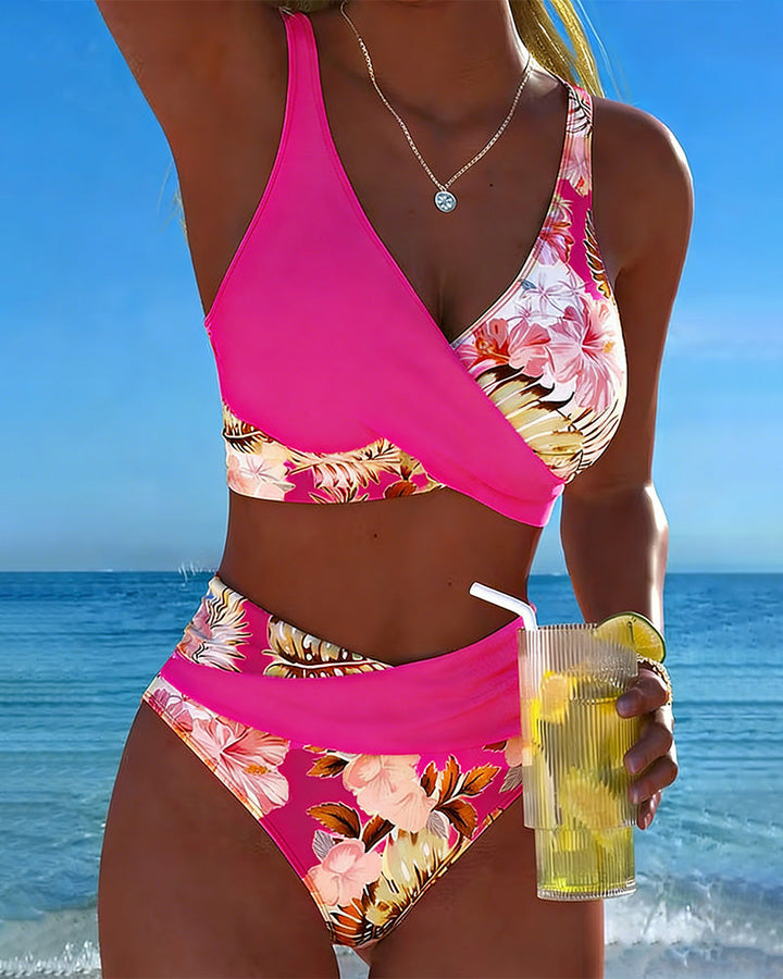 Rosafarbener Jolina Blumenbikini, Split Design, für sommerliche Strandtage & Poolmode.