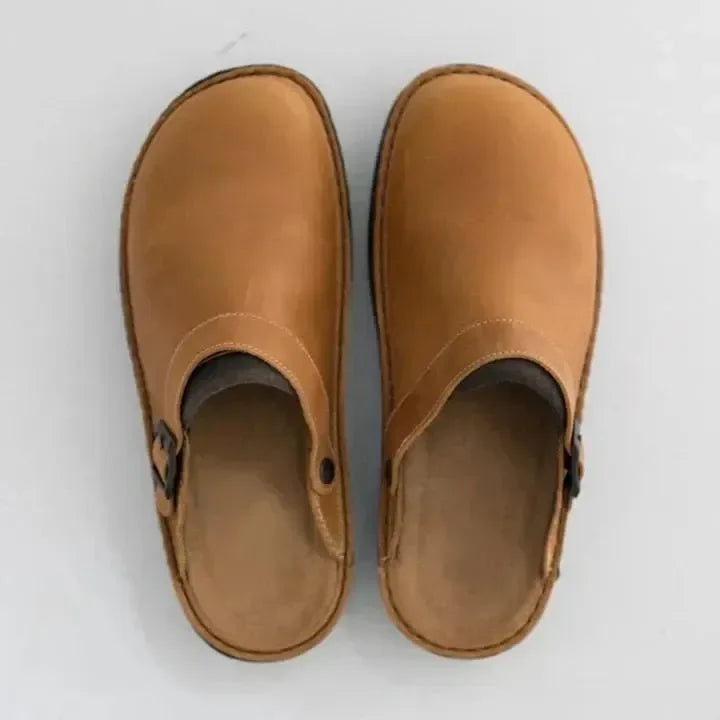 Stylische schwarze Lennart Herren Clogs seitlich, ideal als bequeme Alltagsschuhe und Freizeitschuhe.