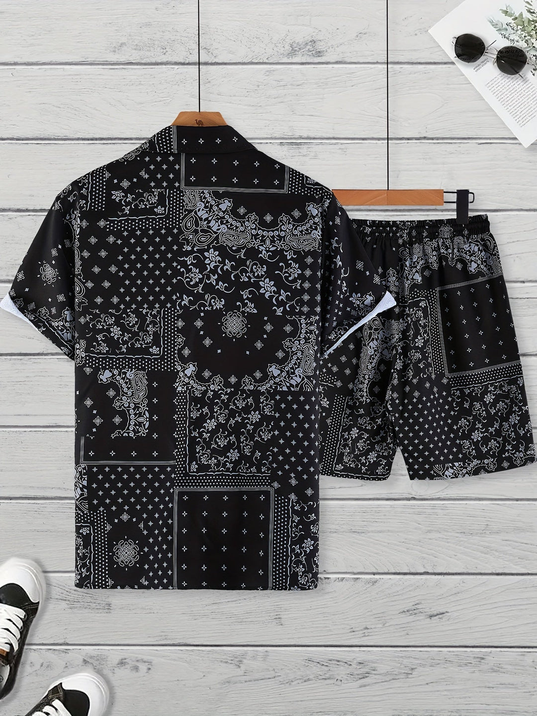 Herren Strandmode Set mit Bandana-Print, Kurzarmhemd & Shorts, ideal für den Sommerurlaub und Freizeit.