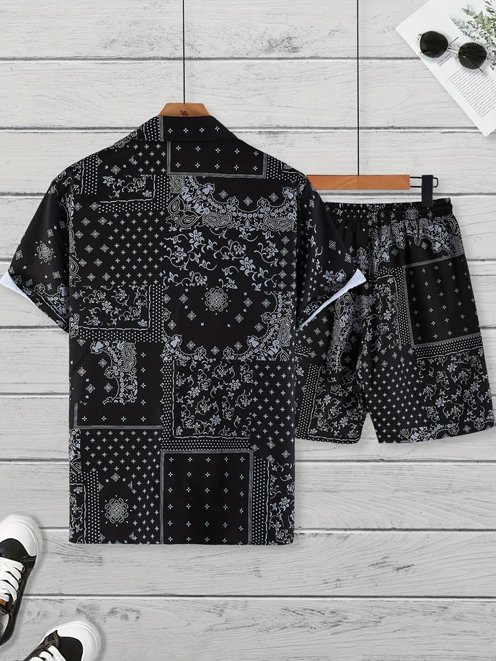 Herren Strandmode Set mit Bandana-Print, Kurzarmhemd & Shorts, ideal für den Sommerurlaub und Freizeit.
