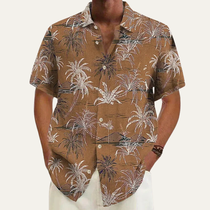 Detailansicht: Lebhafter Palmenprint auf einem legeren Herren Sommer Kurzarmhemd. Tropisches Design für Freizeit.