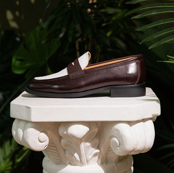 Klassische Herren Penny Loafer in Kaffeebraun, zeitloses Schuhwerk mit elegantem Kontrast für jede Garderobe.