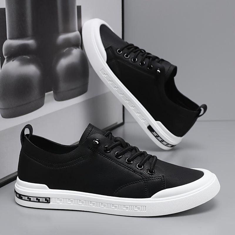 Elegante Herren-Freizeitschuhe in Schwarz mit weißen Sohlen, kombinieren Stil & Bequemlichkeit für jeden Tag.