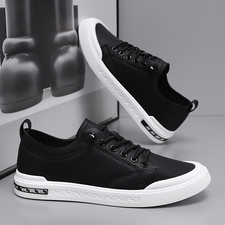 Elegante Herren-Freizeitschuhe in Schwarz mit weißen Sohlen, kombinieren Stil & Bequemlichkeit für jeden Tag.