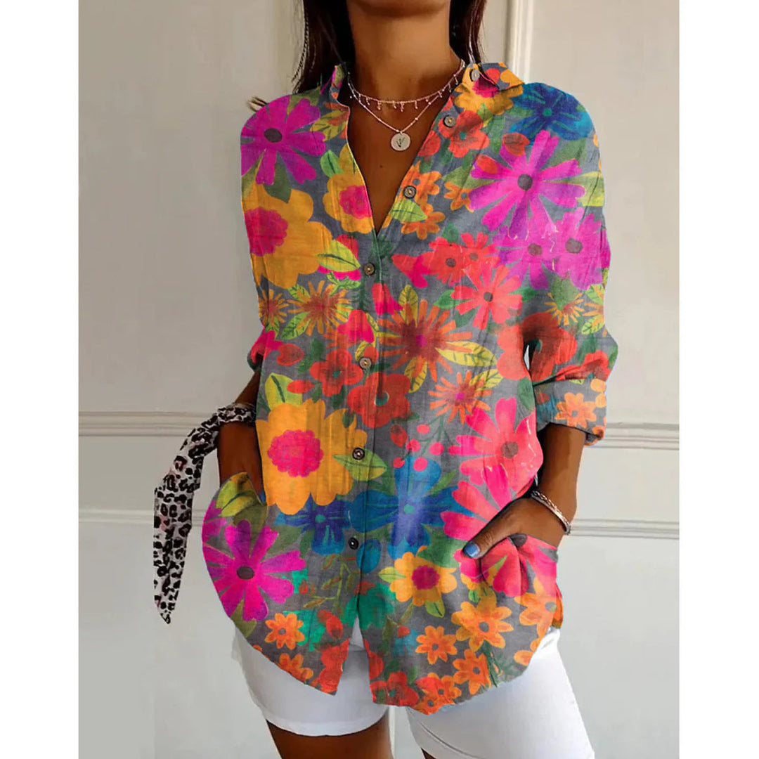 Seitliche Ansicht der lockeren Damen Printbluse mit Knopfleiste und langen Ärmeln.
