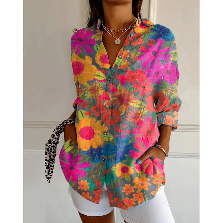 Seitliche Ansicht der lockeren Damen Printbluse mit Knopfleiste und langen Ärmeln.