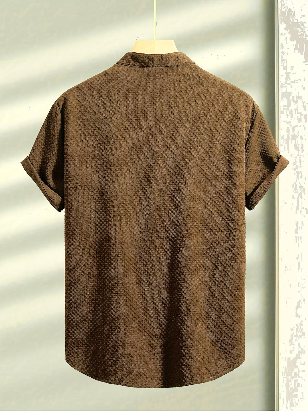 Modernes Herren Kurzarm Freizeithemd im lässigen Lagenlook. Stylisches Sommerhemd für modebewusste Männer.