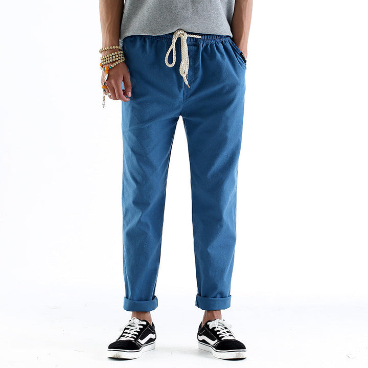 Mann trägt lockere Leinenstil-Herrenhose, bequeme Passform, perfekte Sommermode für entspannte Tage.