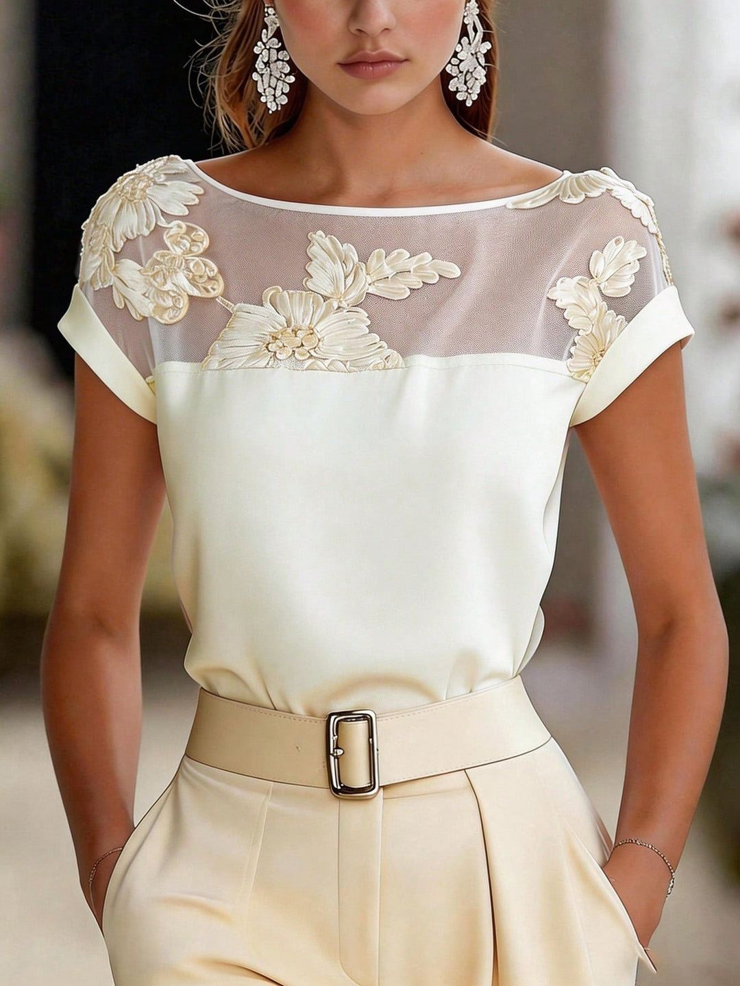 Elegante Damenbluse mit detailreicher Floralstickerei und transparentem Illusion-Ausschnitt für stilvolle Anlässe.