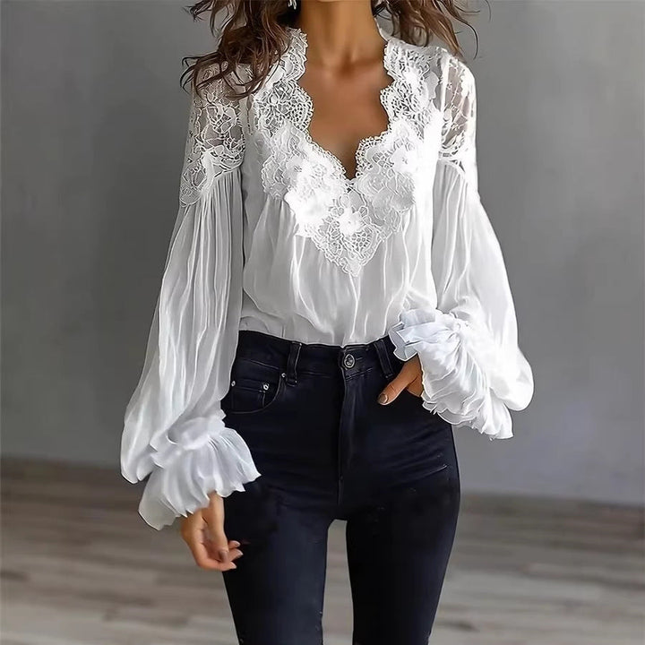 Schwarzes Damen Langarmshirt mit feinem Spitzen-Patchwork und Rüschen; modisches Freizeit-Oberteil.