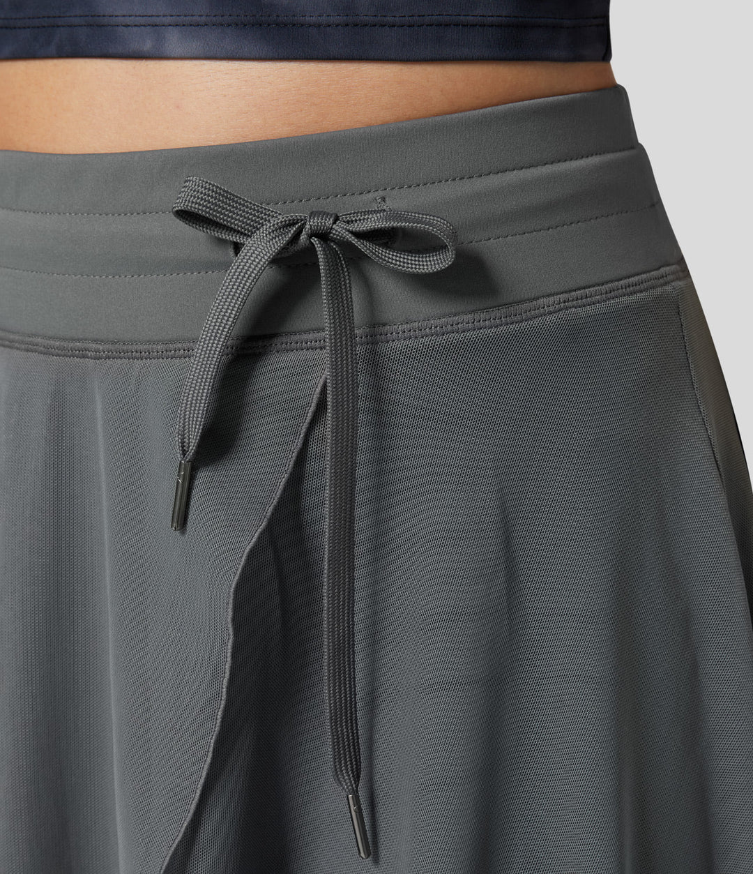Damenmode: Hochtaillierter Midi-Rock, fließend, 2-in-1 Design für jede Jahreszeit.