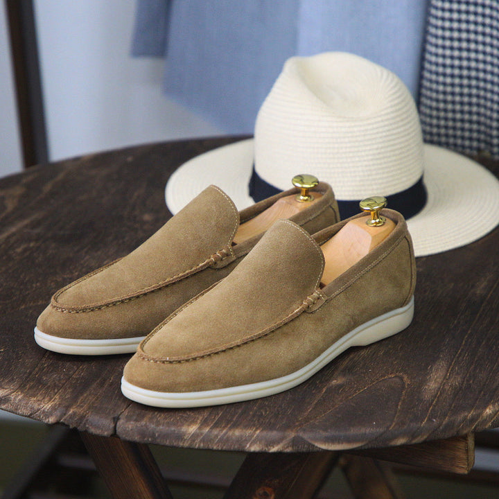 Ansicht von oben: Elegante blaue Herren Loafer, klassisch und komfortabel.