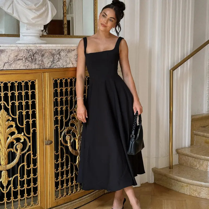 Weißes Damen-Midikleid mit eckigem Ausschnitt und V-Taille, perfekt als Abend- oder Partykleid.