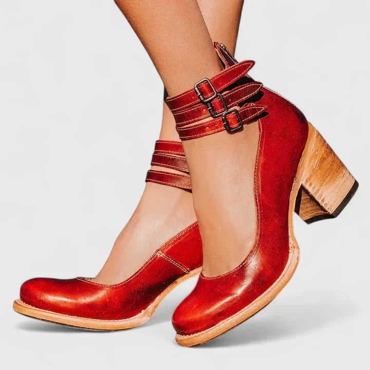 Seitenansicht der stilvollen Damen Pumps mit moderatem Blockabsatz für stabilen Halt.