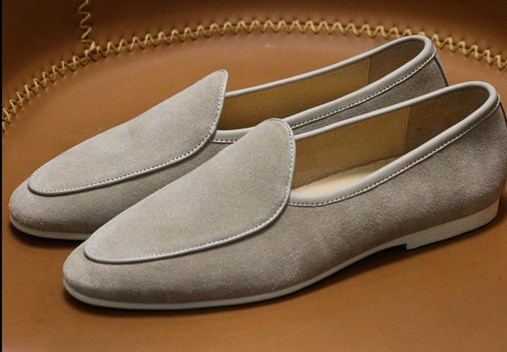 Herren belgische Loafer in Beige, Slipper aus Wildleder, getragen für einen stilvollen & komfortablen Look.