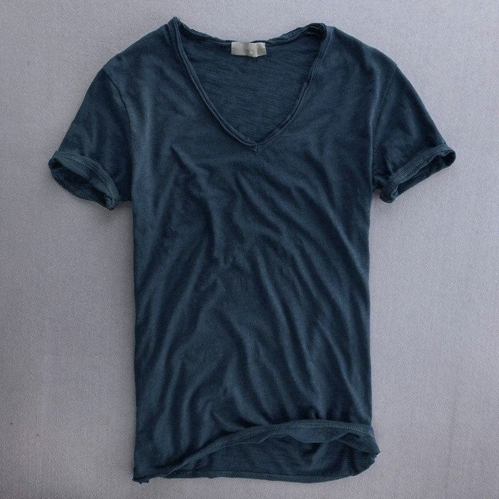 Stilvolles Herren V-Ausschnitt T-Shirt für den casual Look, ideal für Sommer und entspannte Anlässe.