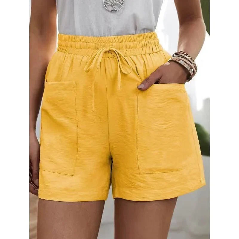 Figurbetonende Damen High Waist Shorts, stylisch & bequem für warme Tage & Freizeitmode.