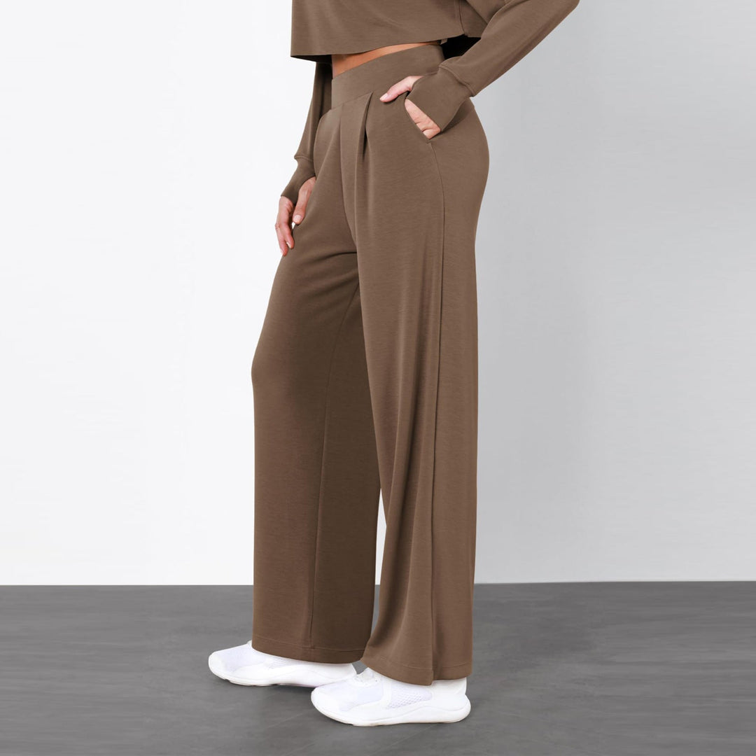 Schwarze Damen Bürohose mit hohem Bund und geradem Bein. Klassisch, bequem & elegant für den perfekten Business Look.