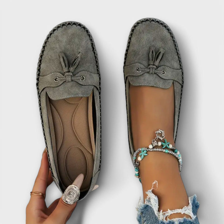 Graue Damenschuhe: Elegante orthopädische Loafer, perfekte Bequemschuhe.