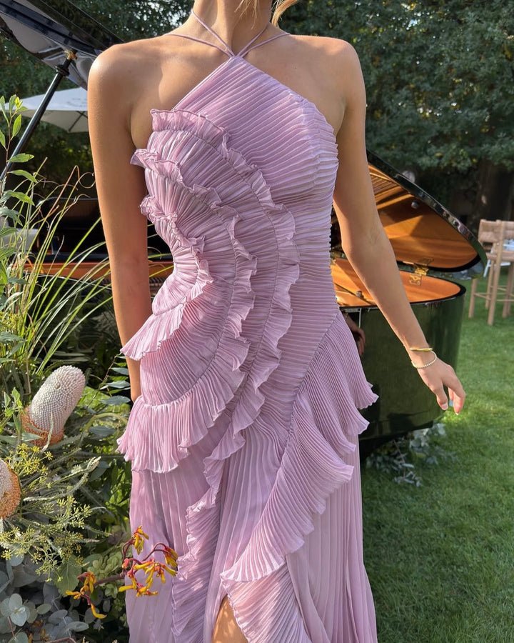 Figurschmeichelndes Frauenkleid mit offenem Rücken, Taillen-Bindegürtel & fließendem Volantsaum. Ideal für den Sommer.