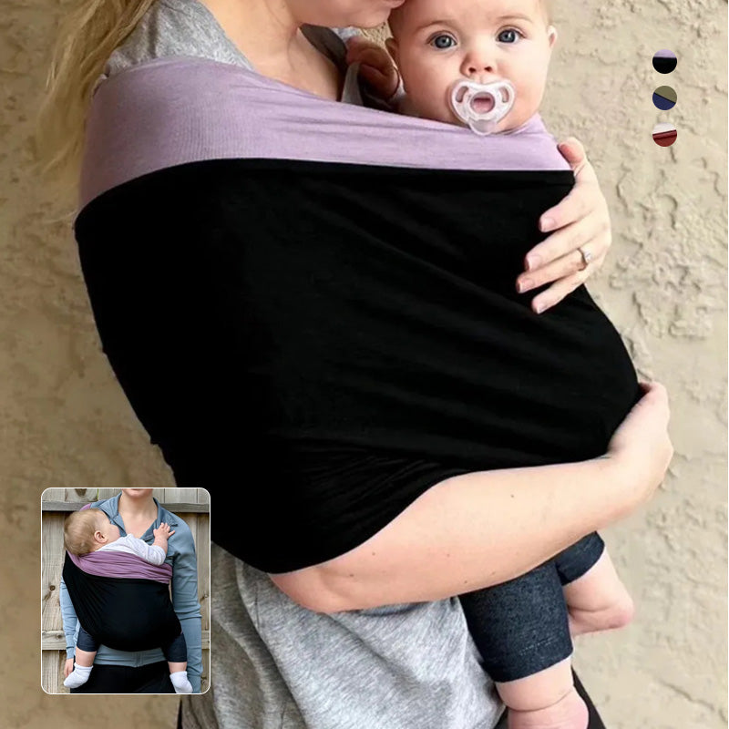 Eltern tragen Baby ergonomisch im weichen Babytuch, Hände frei für praktische Aufgaben, stärkt Bindung.
