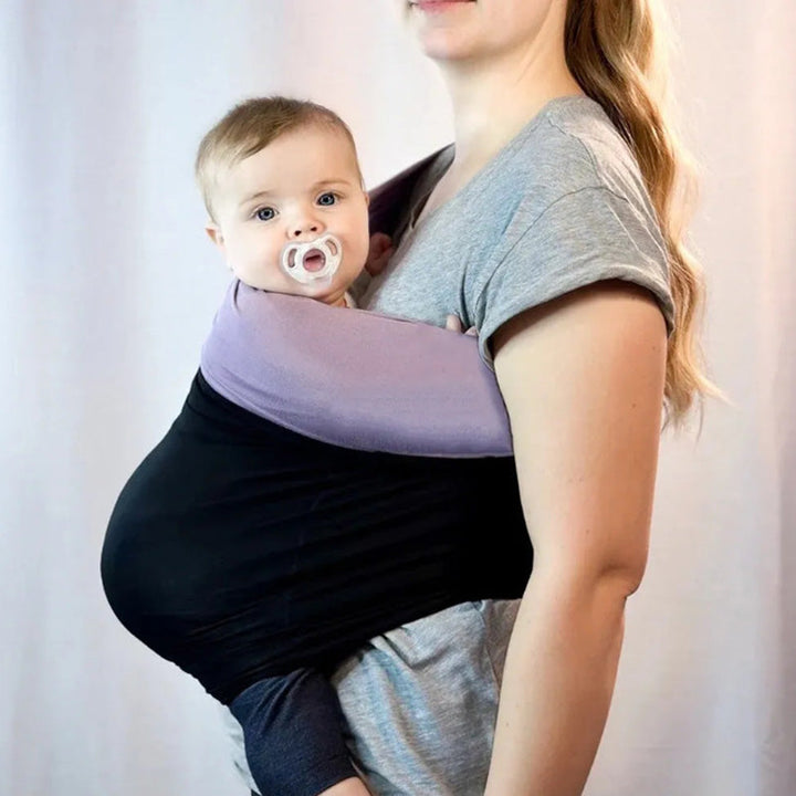 Baby komfortabel & sicher in ergonomischer Tragehilfe, fördert gesunde Hüftentwicklung, für Neugeborene.