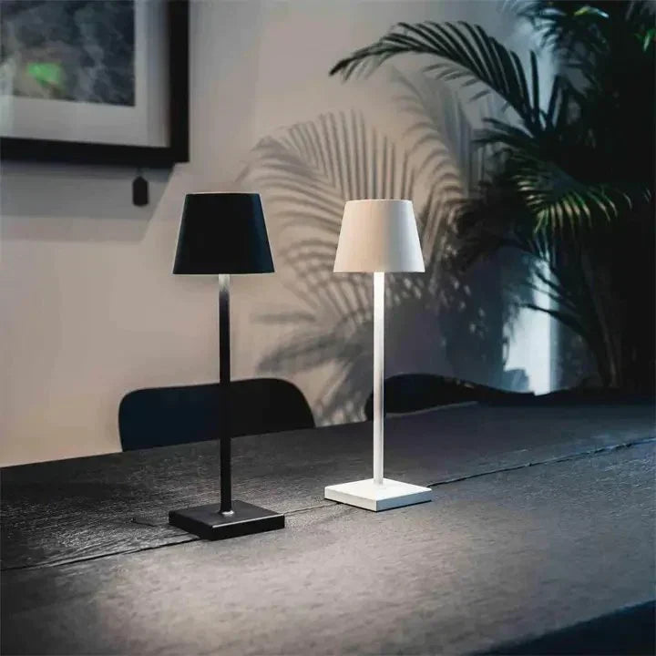 Elegante, moderne Designlampe mit Touch-Sensor, kabellos für stilvolle Innenbeleuchtung in jedem Raum.