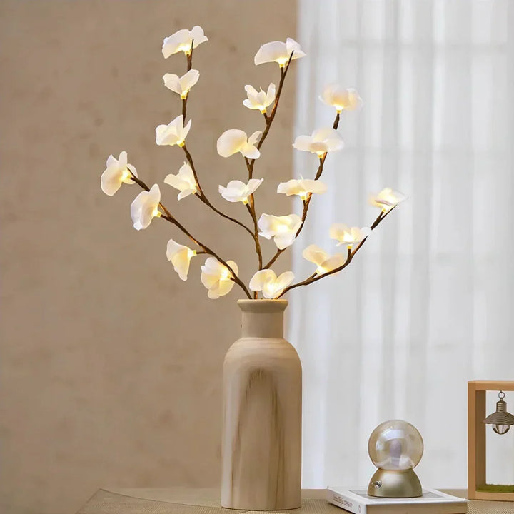 Elegante dekorative LED-Äste im Wohnzimmer platziert, für ein sanftes Stimmungslicht.