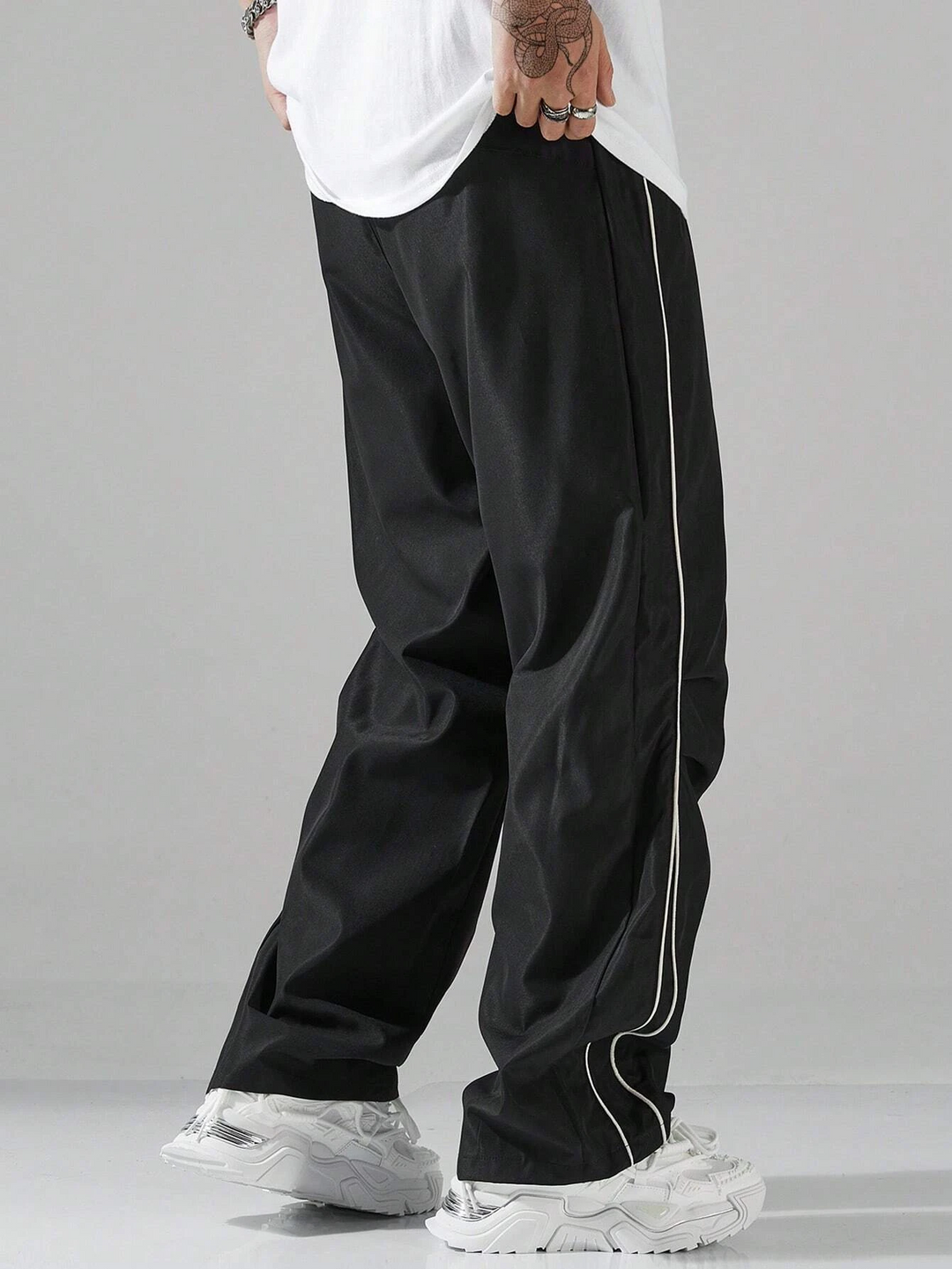 Graue Herren Freizeithose mit Kordelzug für optimalen Komfort. Bequemer Schnitt und gerades Bein für Sport & Alltag.