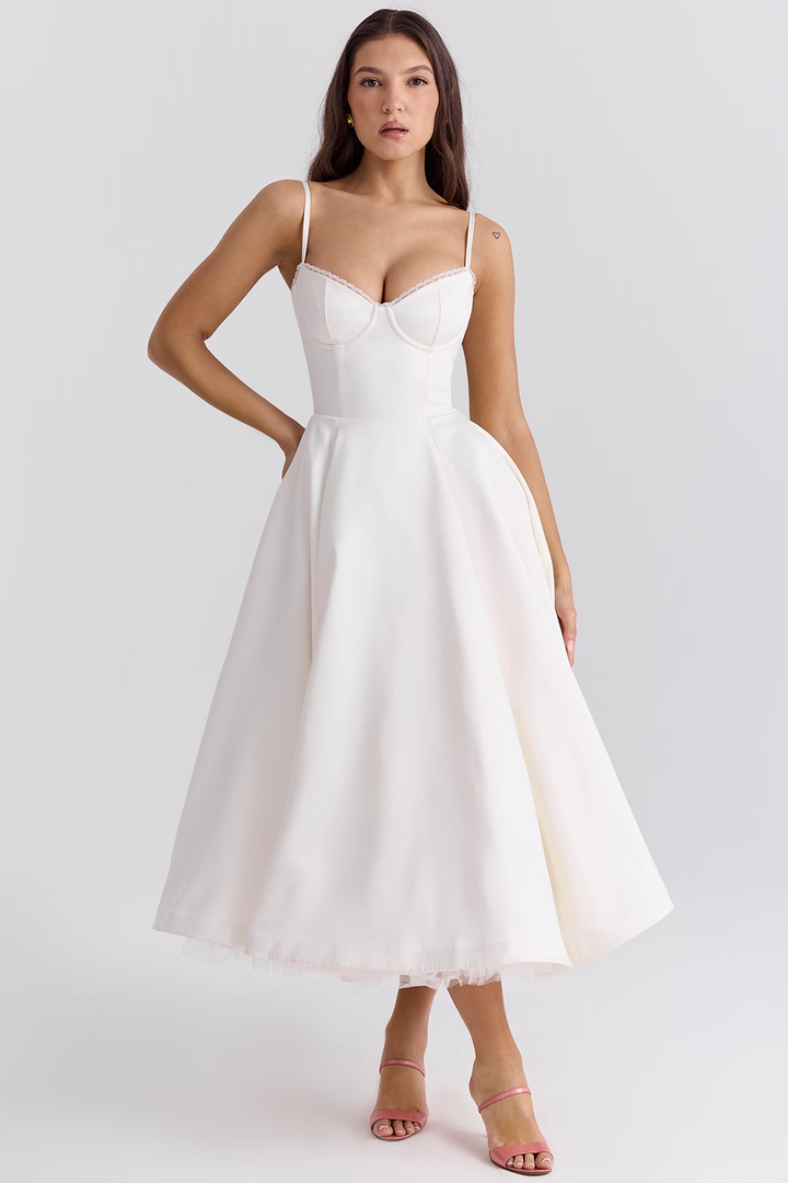 Schmeichelhaftes Midi-Abendkleid, festlich und figurumspielend, perfekt für besondere Anlässe.