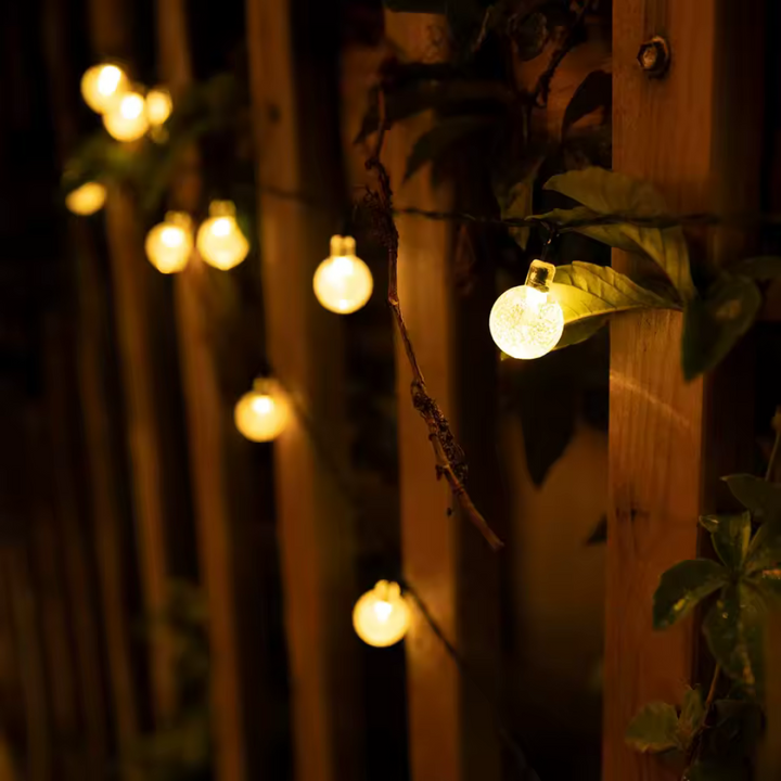Solar-LED-Kristall-Lichterkette schmückt Gartenweg. Wetterfeste Außenbeleuchtung, ideal als Garten Deko & Camping Licht.