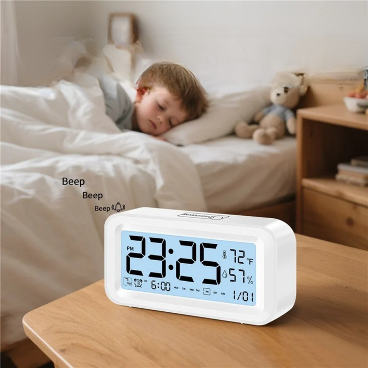 Funktionaler LED Digitalwecker weiß, mit präziser Temperatur- & Luftfeuchtigkeitsanzeige. Ideal für gesundes Raumklima.