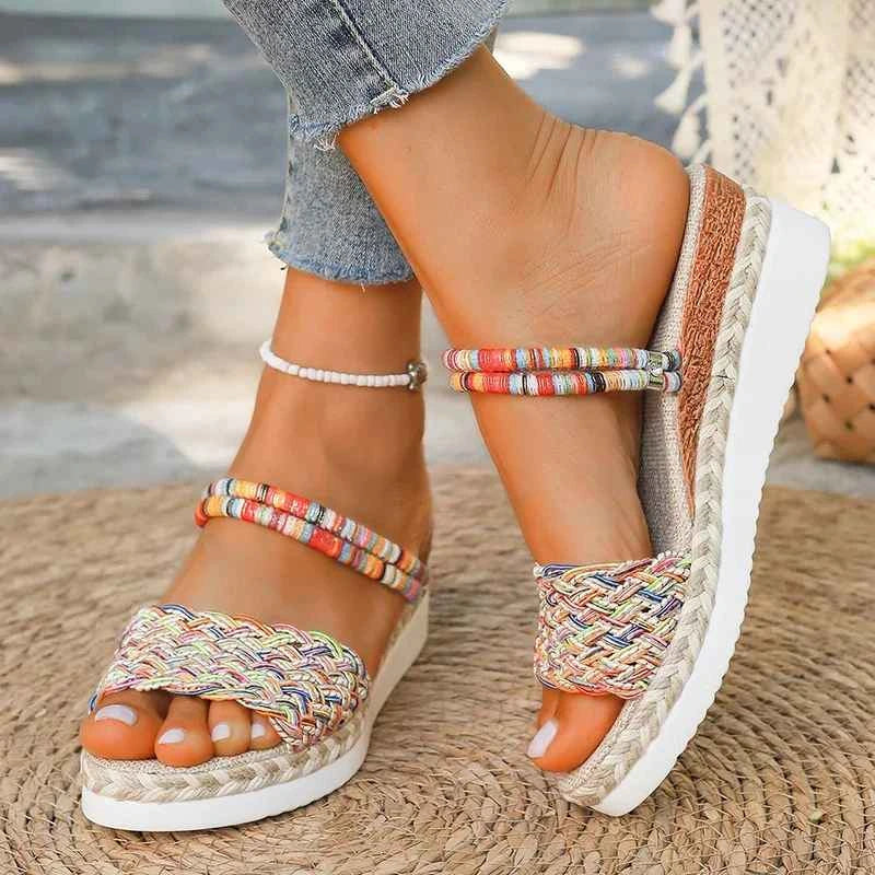 Bunte Keilsandalen für Damen: Modische Caro Sandale mit Plateau für sommerliche Freizeitlooks; bequeme Urlaubsschuhe.