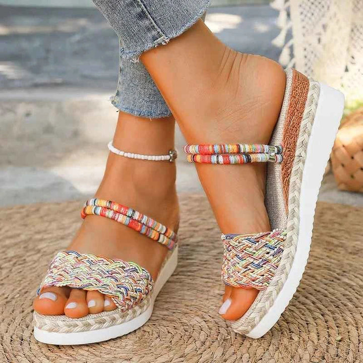 Bunte Keilsandalen für Damen: Modische Caro Sandale mit Plateau für sommerliche Freizeitlooks; bequeme Urlaubsschuhe.