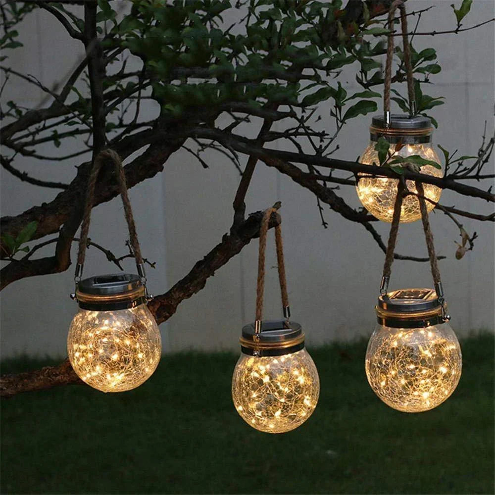 LED-Gartenleuchte solarbetrieben, im Einmachglas-Design für stimmungsvolles Terrassenlicht.