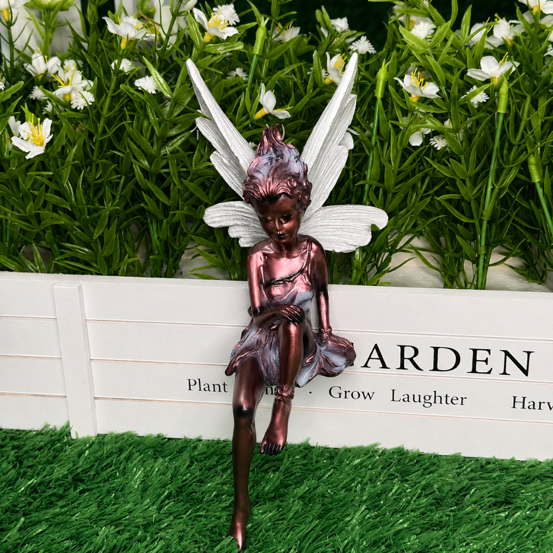 Verträumte schlafende Elfenfigur mit Flügeln aus Resin. Elegante Gartendekoration für Garten & Zuhause in Kupferoptik.