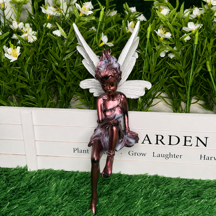 Verträumte schlafende Elfenfigur mit Flügeln aus Resin. Elegante Gartendekoration für Garten & Zuhause in Kupferoptik.