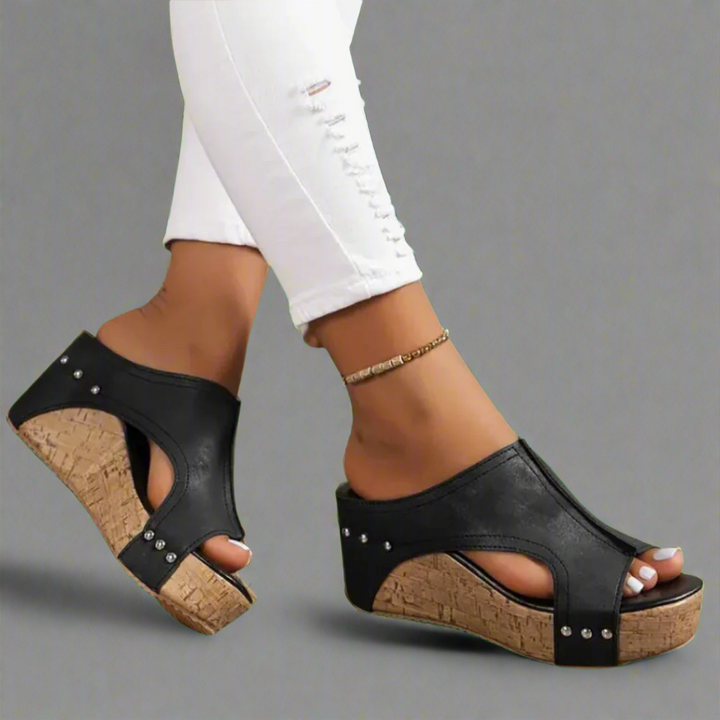 Nahaufnahme einer bequemen Damen Komfort Sandale mit weichem Fußbett und elegantem Riemen für stilvolle Auftritte.