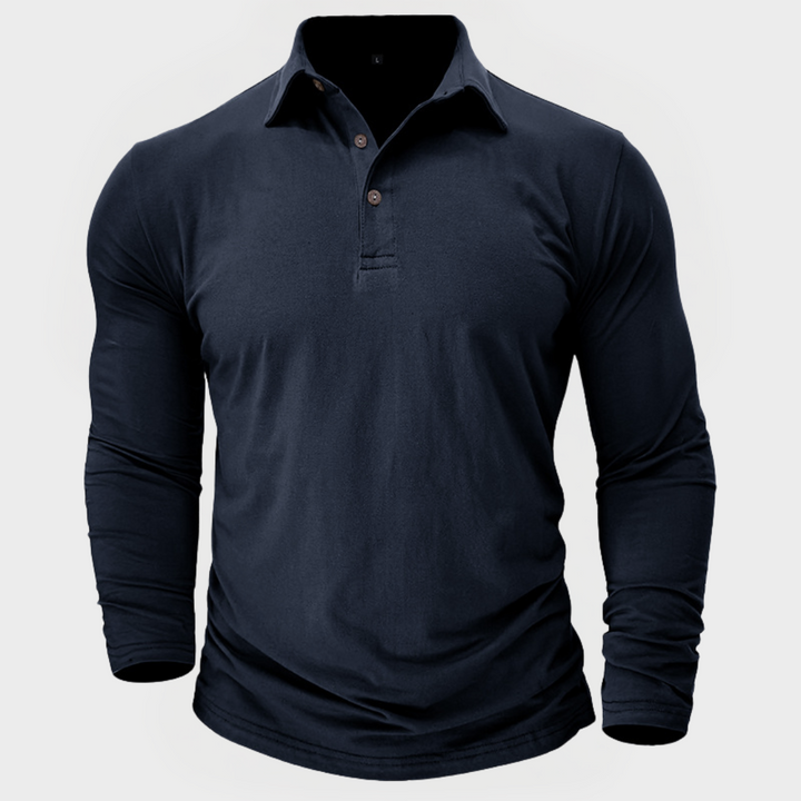 Mann trägt bequemes, klassisches Langarm-Poloshirt in dunkler Farbe. Perfekt für Freizeit & stilvollen Alltag.