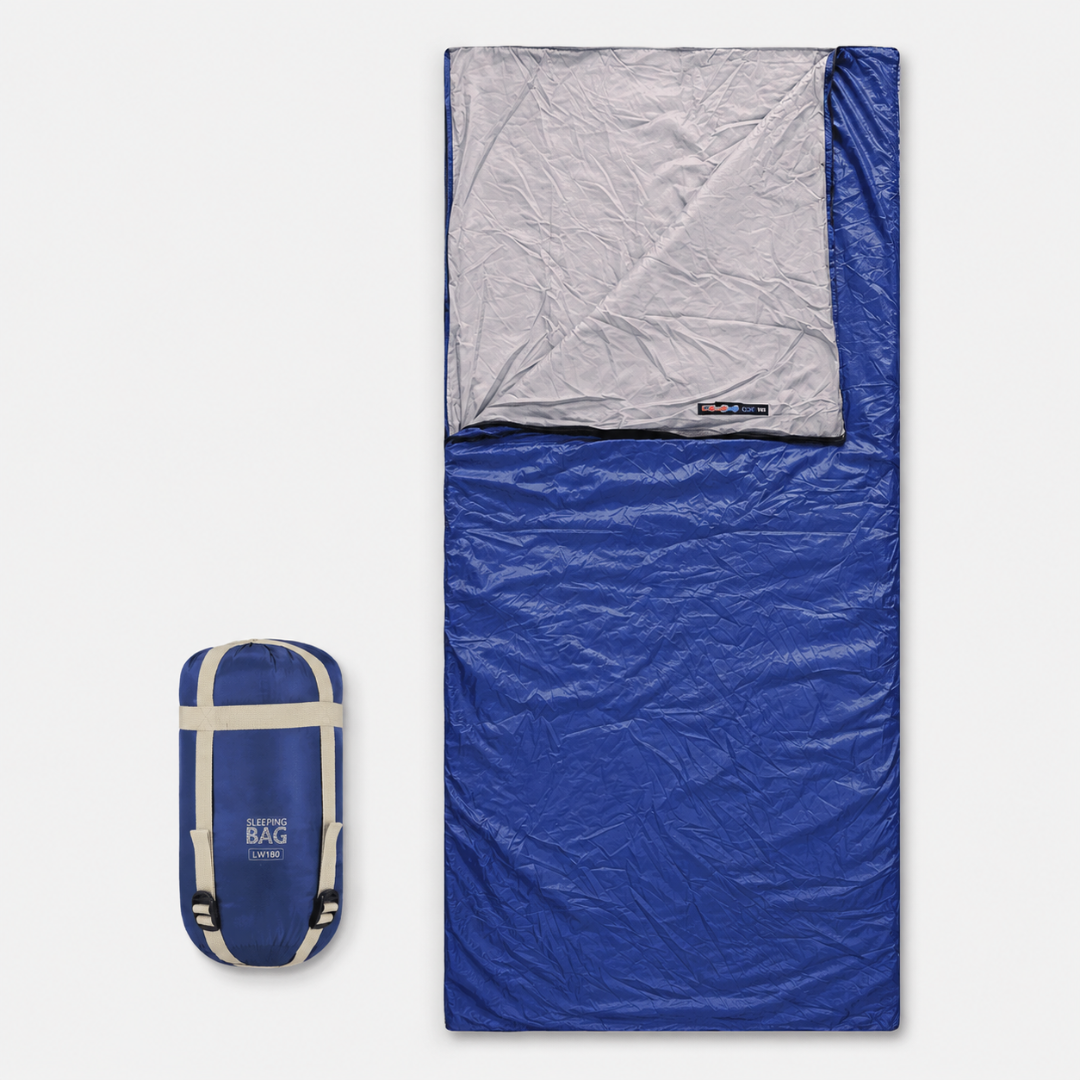 Seitenansicht des sauber aufgerollten, ultraleichten Umschlag-Schlafsacks.