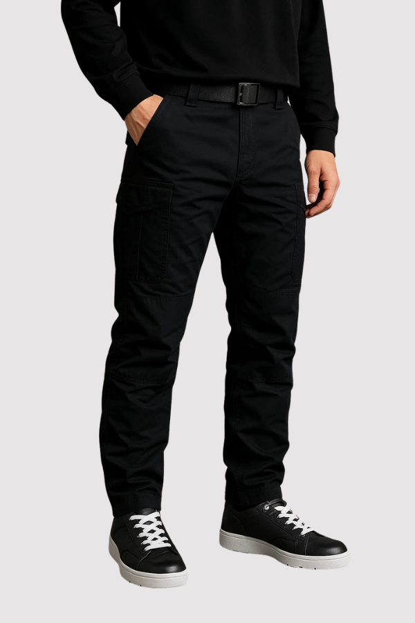 Bequeme schwarze Herrenhose im Cargo-Stil, ideal als Freizeithose oder strapazierfähige Arbeitshose. Sehr flexibel.