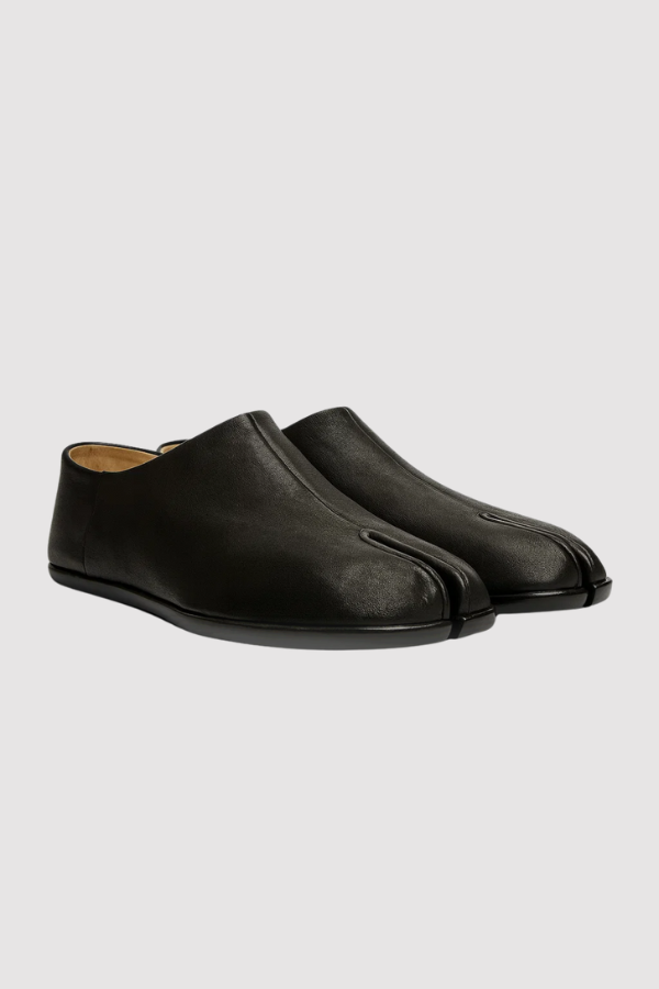 Herren Tabi Slipper in Schwarz, einzigartiges Split-Toe-Design, kombiniert modernen Stil & Komfort für Männer.